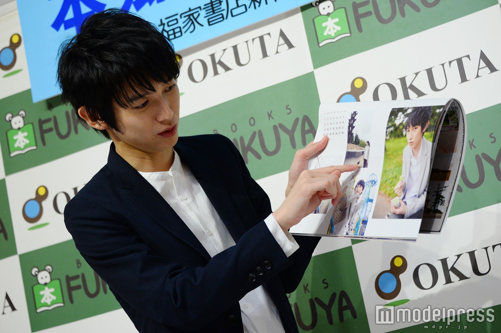 幼い頃によく落ちていた噴水を指さして「この黒いところまで水が貯まるはずなんで…」／本郷奏多（C）モデルプレス