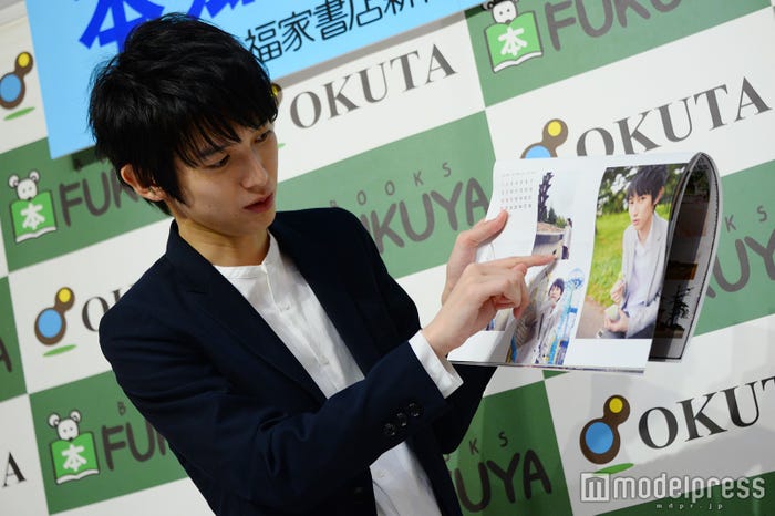 幼い頃によく落ちていた噴水を指さして「この黒いところまで水が貯まるはずなんで…」/本郷奏多(C)モデルプレス