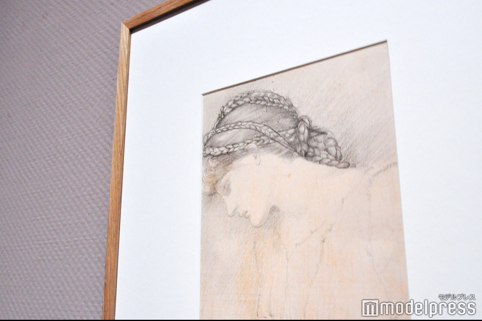 エドワード・バーン=ジョーンズ《少女の頭部習作 - 連作「いばら姫」〈バラの寝室〉用デザイン》1886年、鉛筆、紙　ウィリアム・モリス・ギャラリー（C）モデルプレス