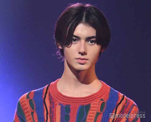 Z世代から人気誇るイケメン・翔、美貌放つ 派手柄ニットで華やかに<TGC teen 2023 Winter>