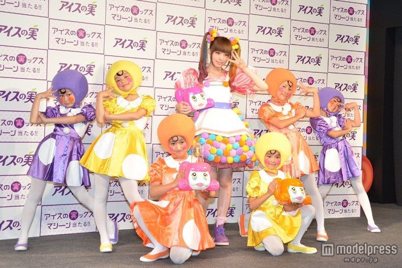 きゃりーぱみゅぱみゅ（中央）とキッズダンサーたち