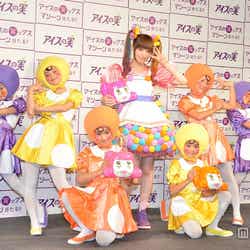 きゃりーぱみゅぱみゅ(中央)とキッズダンサーたち