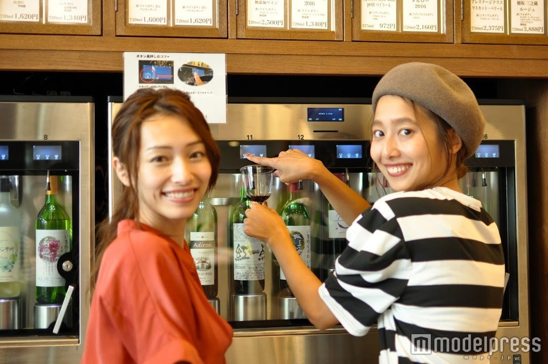 飲みたい銘柄が決まったら、お金を支払い、サーバのボタンをピッ（C）モデルプレス