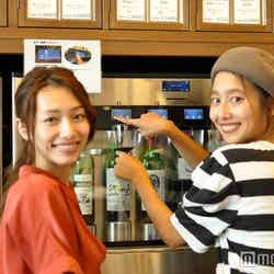 飲みたい銘柄が決まったら、お金を支払い、サーバのボタンをピッ(C)モデルプレス