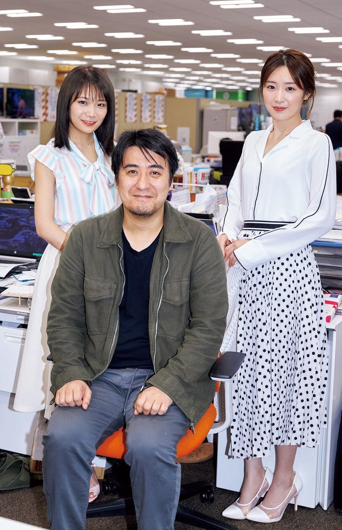 秋元真夏、佐久間宣行氏、高山一実/「月刊TVガイド2019年9月号」(東京ニュース通信社刊)より(提供写真)