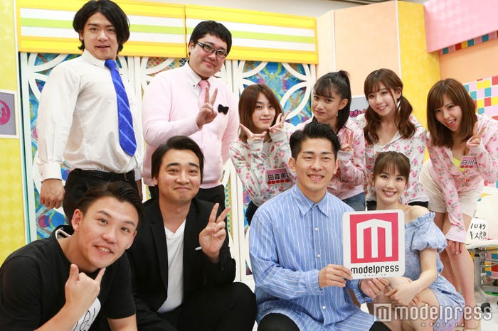 (前列左から)おたけ、斉藤慎二、太田博久、妹田佳奈子(後列左から)野田クリスタル、村上、田森美咲、武田あやな、日野麻衣、白川未奈 (C)モデルプレス