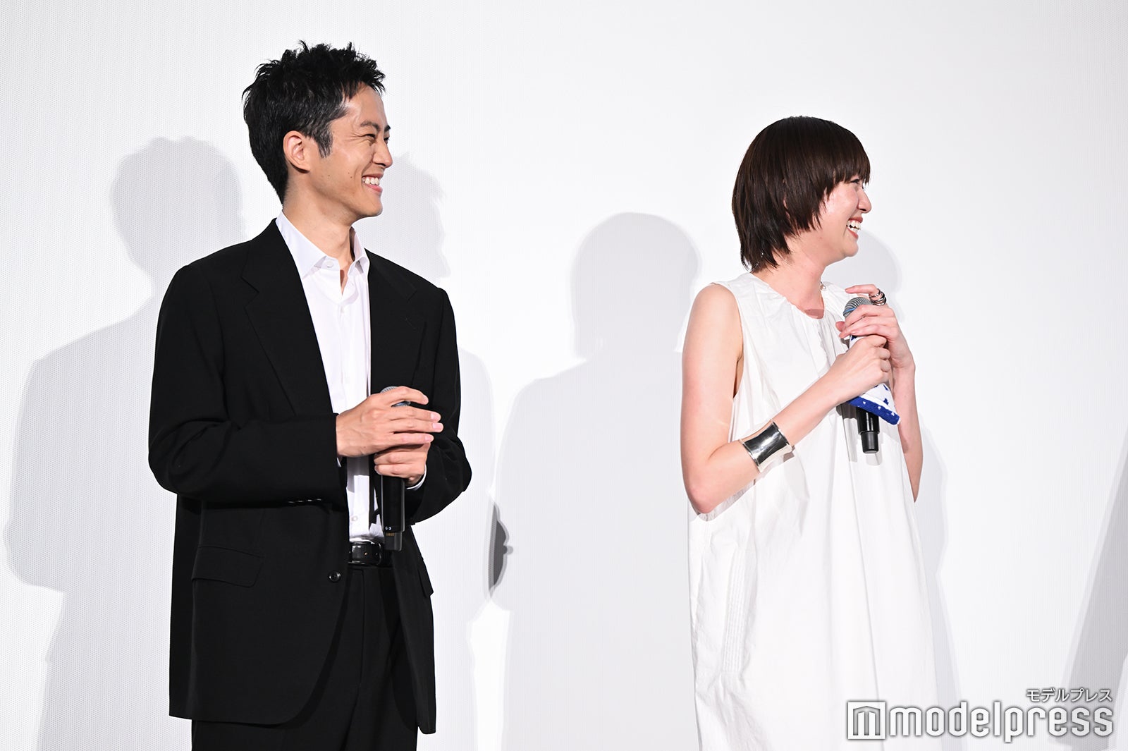 松坂桃李、佐藤栞里（C）モデルプレス