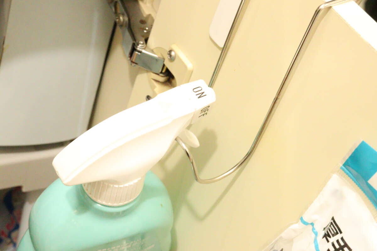 ステンレスキッチン下扉用スプレーホルダー　使用例