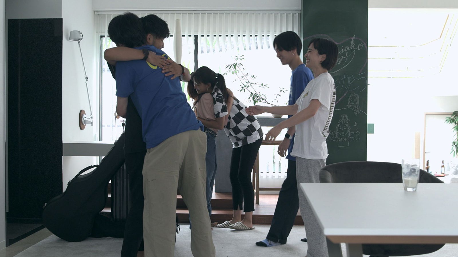 健司と莉咲子の卒業を見送る「TERRACE HOUSE TOKYO 2019-2020」14th WEEK（C）フジテレビ／イースト・エンタテインメント