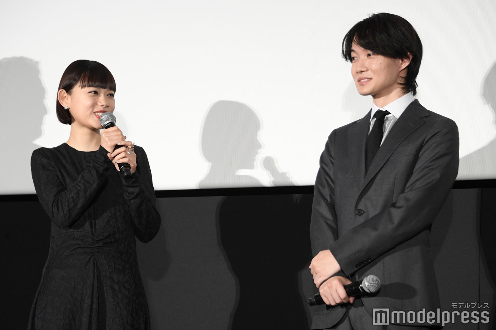 杉咲花に納豆巻きの早食いを暴露された神木隆之介（C）モデルプレス