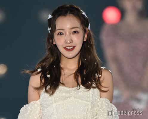 板野友美、美デコルテ際立つホワイトワンピ×リボンでガーリーに プロデュースブランドステージに登場【関西コレクション 2024 S/S】