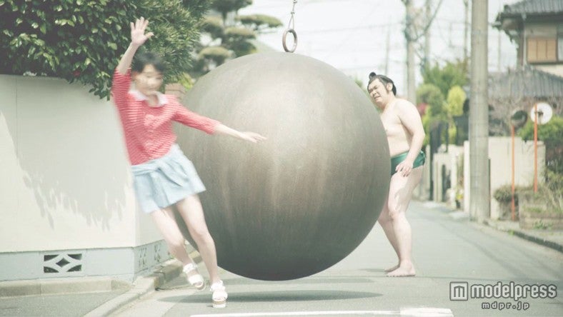 剛力彩芽、巨大鉄球に激突？