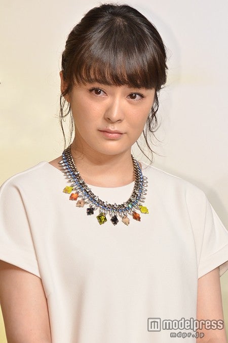 会見途中、涙ぐみ言葉を詰まらせた貫地谷しほり【モデルプレス】