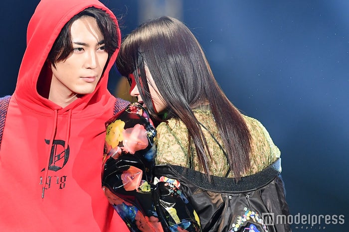 間宮祥太朗 池田エライザ 密着で肩にキス 2ショットが色っぽすぎる Tgc17a W モデルプレス