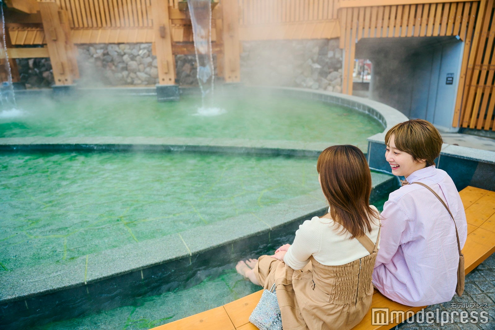 温泉門広場・足湯（C）モデルプレス