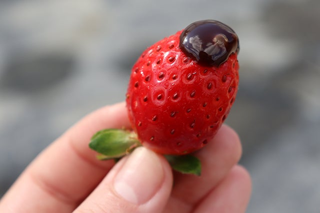 チョコレートソースをかけたいちご