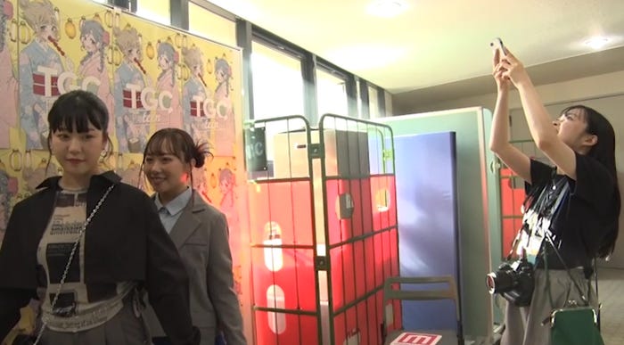 (左から)むくえな(えな、むく)、モデルプレス記者(提供写真)