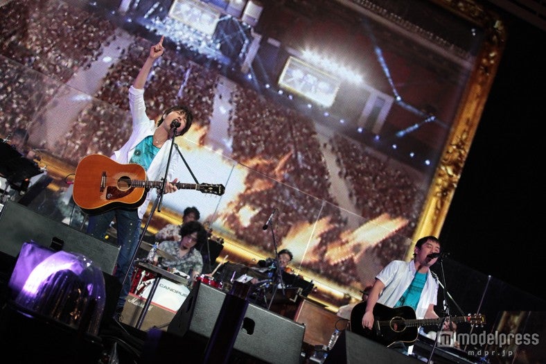 ライブパフォーマンスをしたゆず