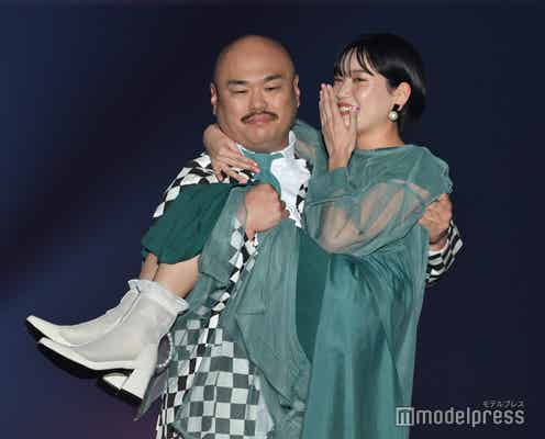 クロちゃん&美女恋人リチ、サプライズでイベント初共演「俺はリチと結婚します」堂々宣言も 手にキス・お姫様抱っこ…ラブラブ全開<TGC 和歌山 2023>