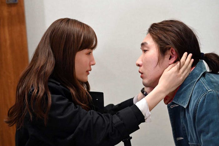 綾瀬はるか、柄本佑「天国と地獄 ~サイコな2人~」第7話より(C)TBS