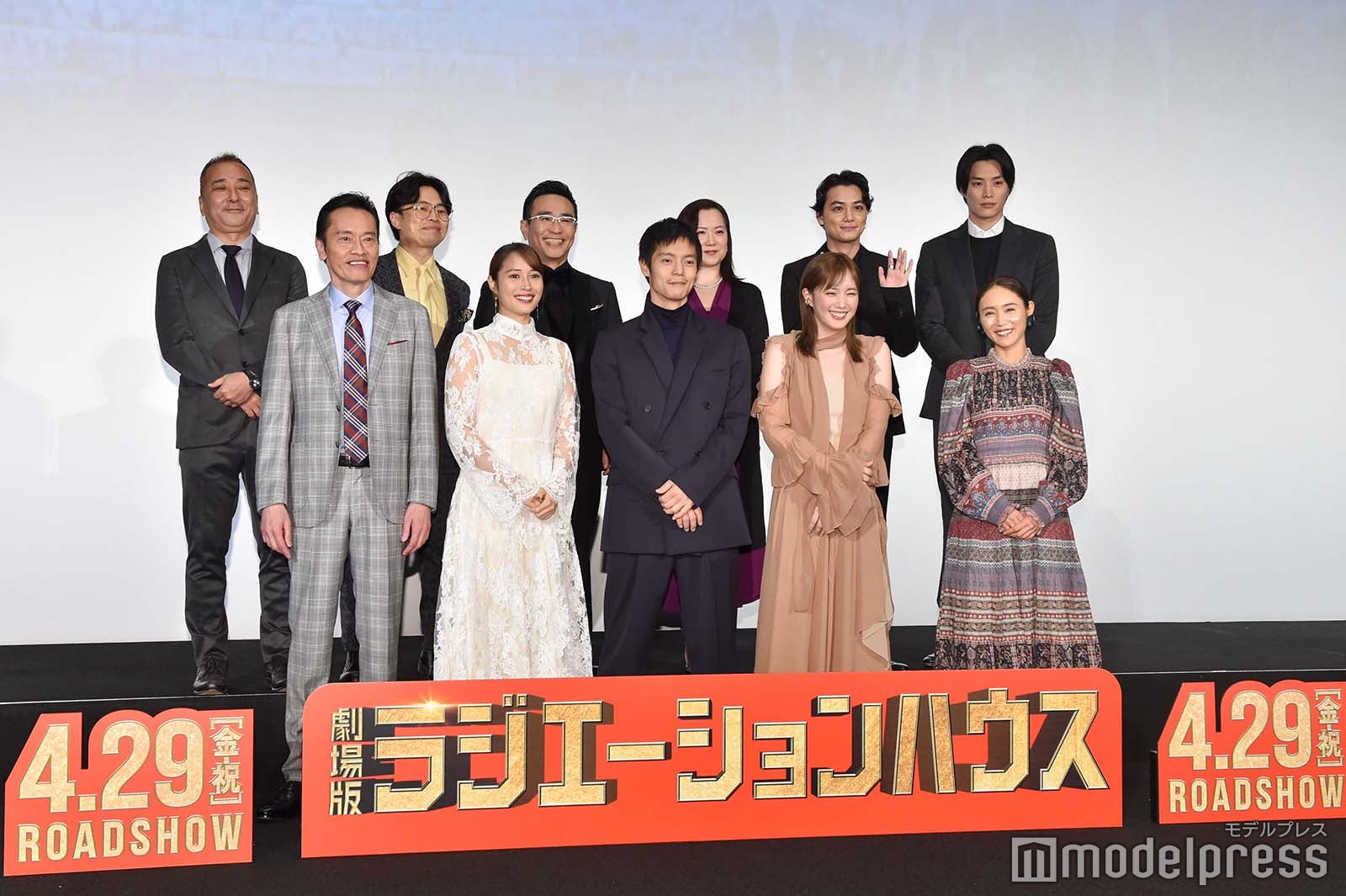 （上段）鈴木雅之監督、浜野謙太、八嶋智人、和久井映見、矢野聖人、鈴木伸之（下段）遠藤憲一、広瀬アリス、窪田正孝、本田翼、山口紗弥加（C）モデルプレス