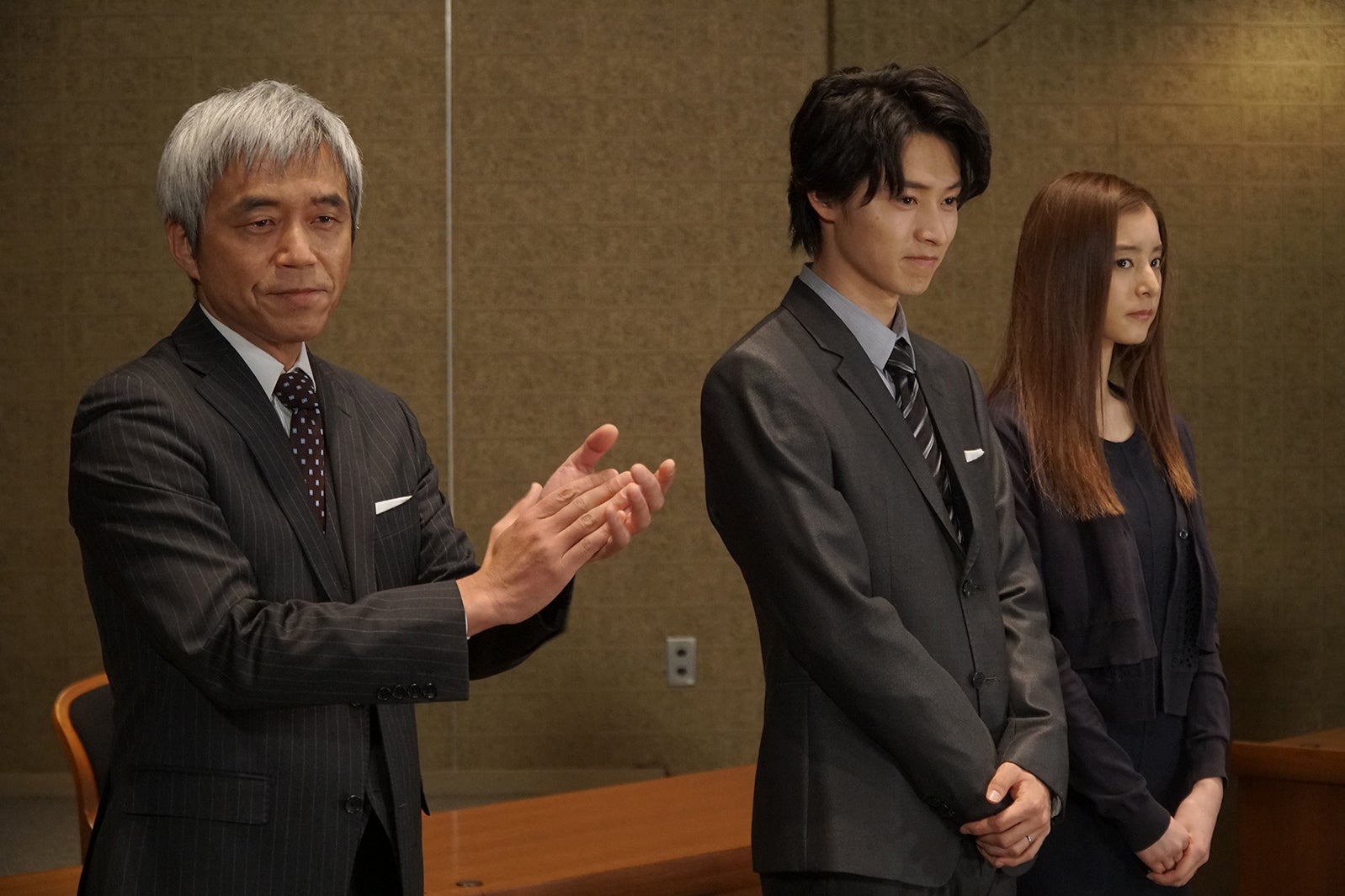 小市慢太郎、山崎賢人、新木優子／「トドメの接吻」第9話より（C）日本テレビ
