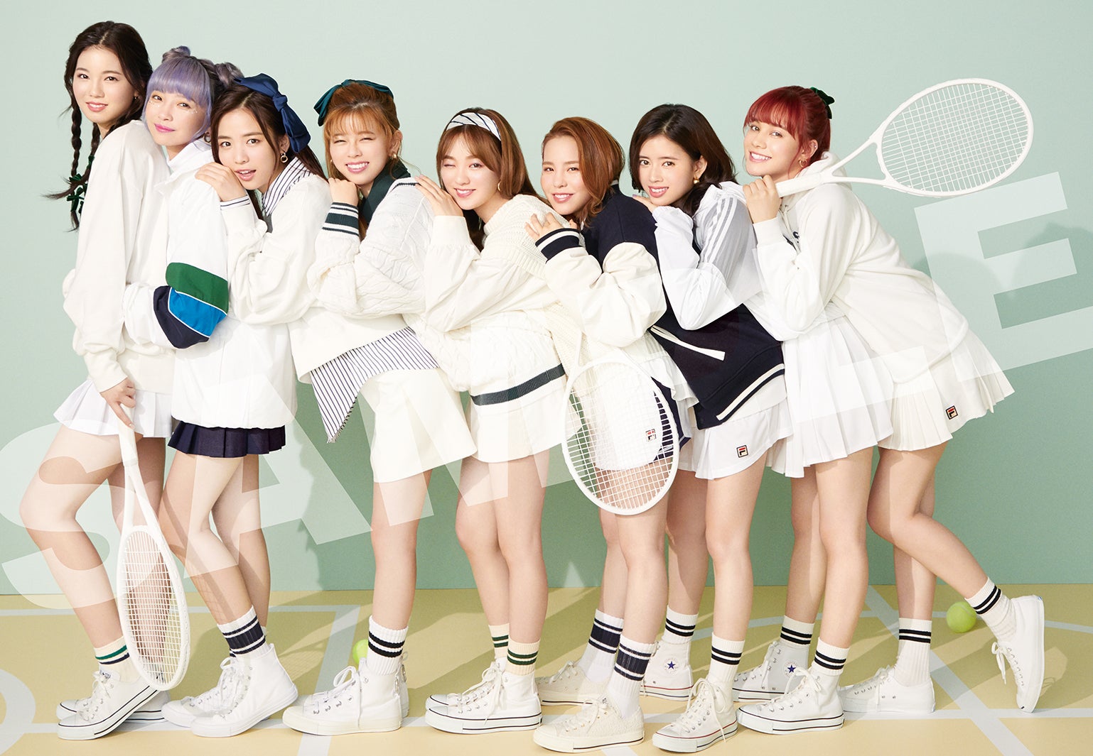 NiziU増刊号ピンナップ（左から）AYAKA、MAYUKA、MAYA、RIKU、RIO、MAKO、RIMA、NINA（講談社：提供写真）