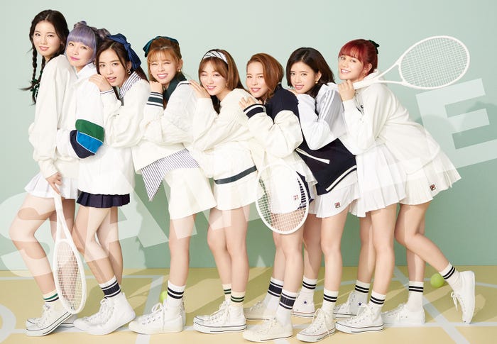 NiziU増刊号ピンナップ(左から)AYAKA、MAYUKA、MAYA、RIKU、RIO、MAKO、RIMA、NINA(講談社:提供写真)