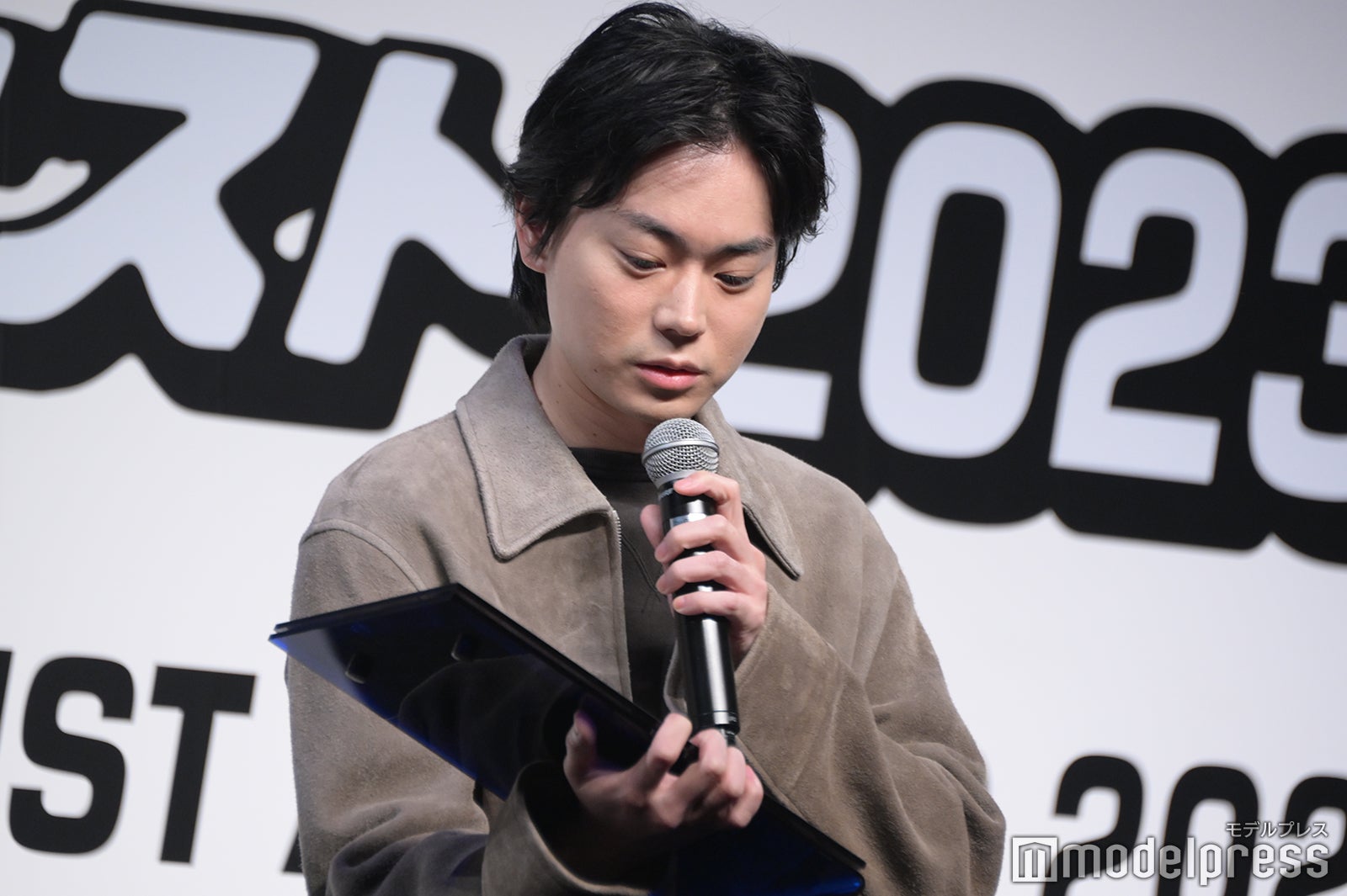 盾を眺める菅田将暉（C）モデルプレス