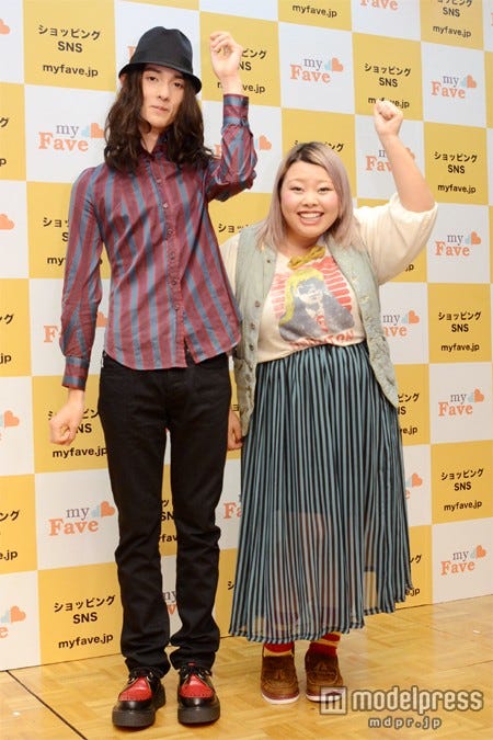 栗原類(左)と渡辺直美(右)