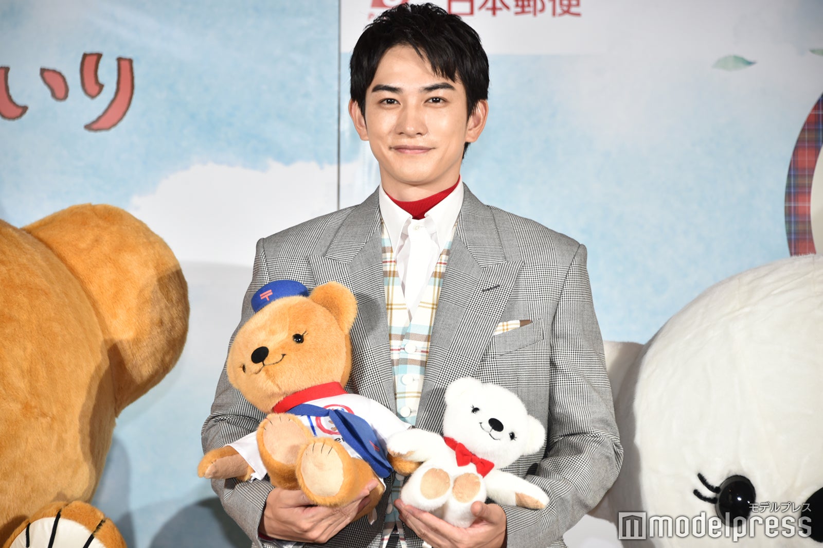 ぬいぐるみを抱く町田啓太（C）モデルプレス