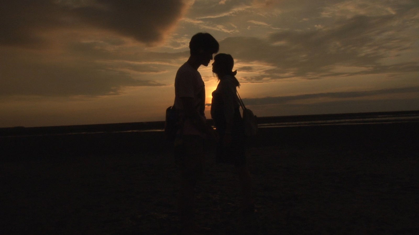 カメラマンの計らいで影絵を作るシャイボーイ、かすが／「あいのり：Asian Journey」第18話より（C）フジテレビ