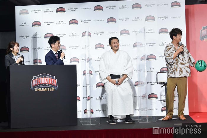 衣装の“薄さ”をイジられる上地雄輔 (C)モデルプレス