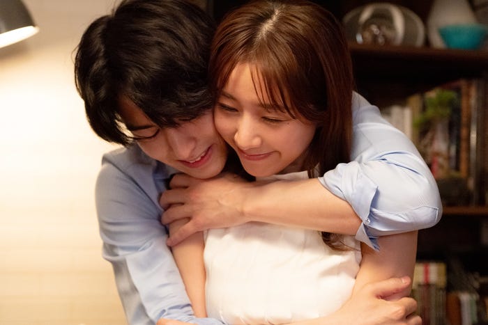 稲葉友、田中みな実 (C)2021日活