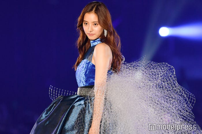 ロングヘアの新木優子(C)モデルプレス