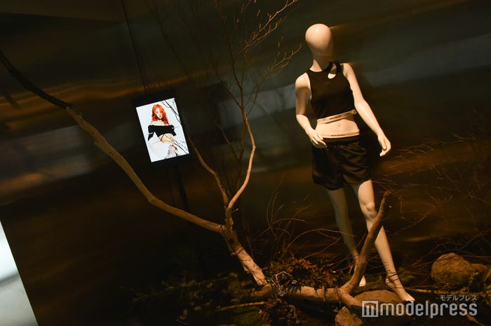 「LE SSERAFIM 2024 S/S POP UP IN TOKYO」内観(C)モデルプレス