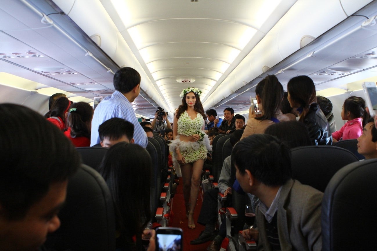 バラをふんだんに使用したドレスを着用し、ファッションショーが機内で行われることも