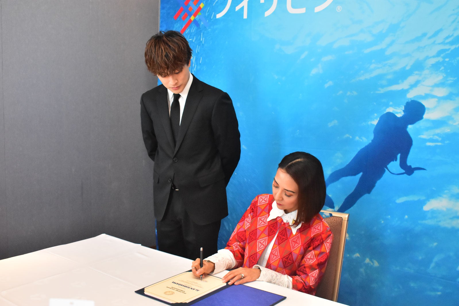 白濱亜嵐、フラスコ観光大臣 （提供写真）