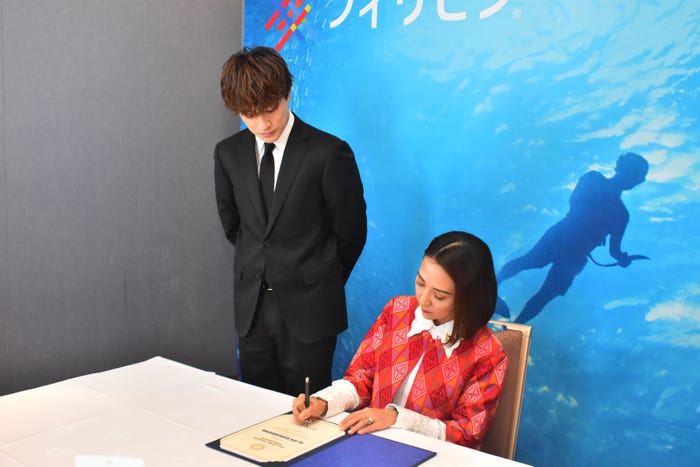 白濱亜嵐、フラスコ観光大臣 (提供写真)