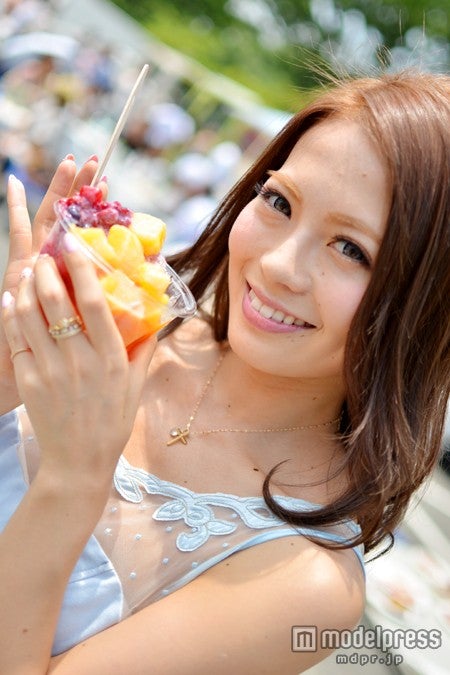 ブラジルの「ミックスベリーとマンゴーのスペシャルフラッペ」／モデル：鈴木あや