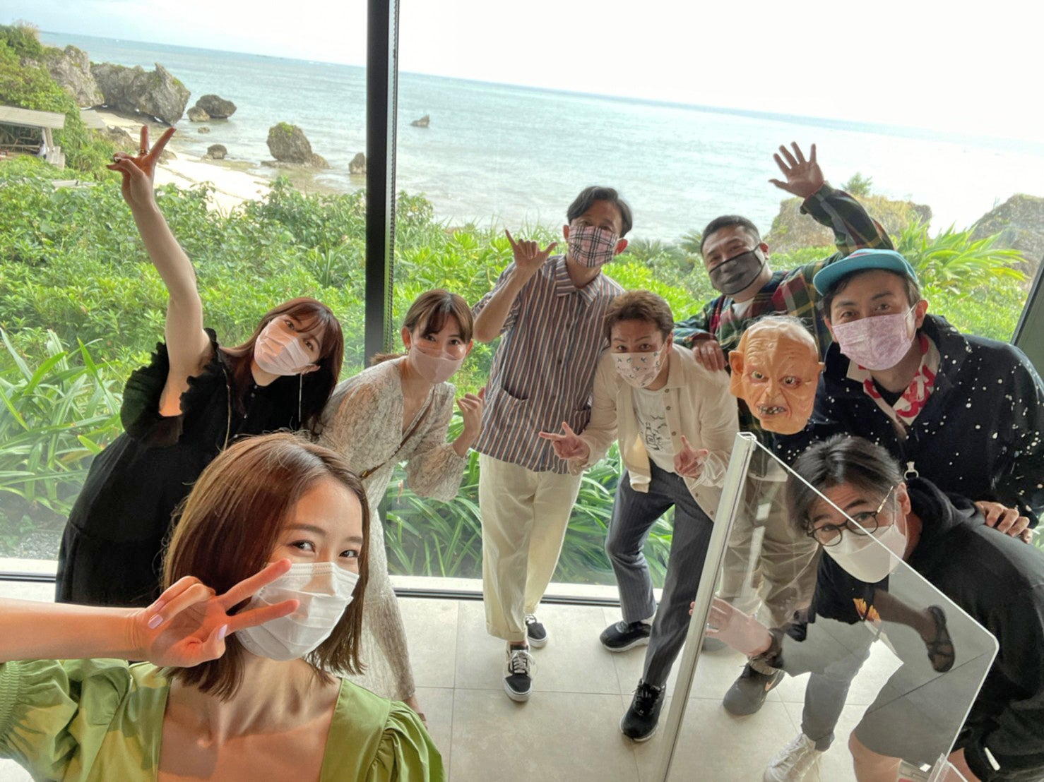 （左から）朝日奈央、峯岸みなみ、小嶋陽菜、有吉弘行、狩野英孝、山崎弘也、田中卓志、吉村崇 （C）フジテレビ