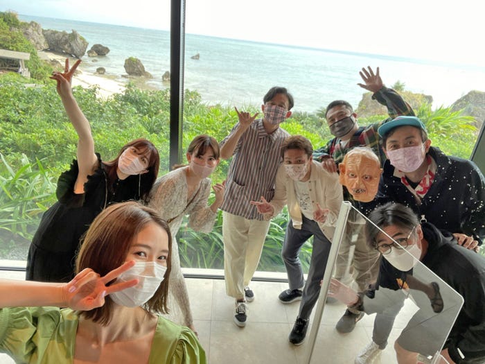 (左から)朝日奈央、峯岸みなみ、小嶋陽菜、有吉弘行、狩野英孝、山崎弘也、田中卓志、吉村崇 (C)フジテレビ