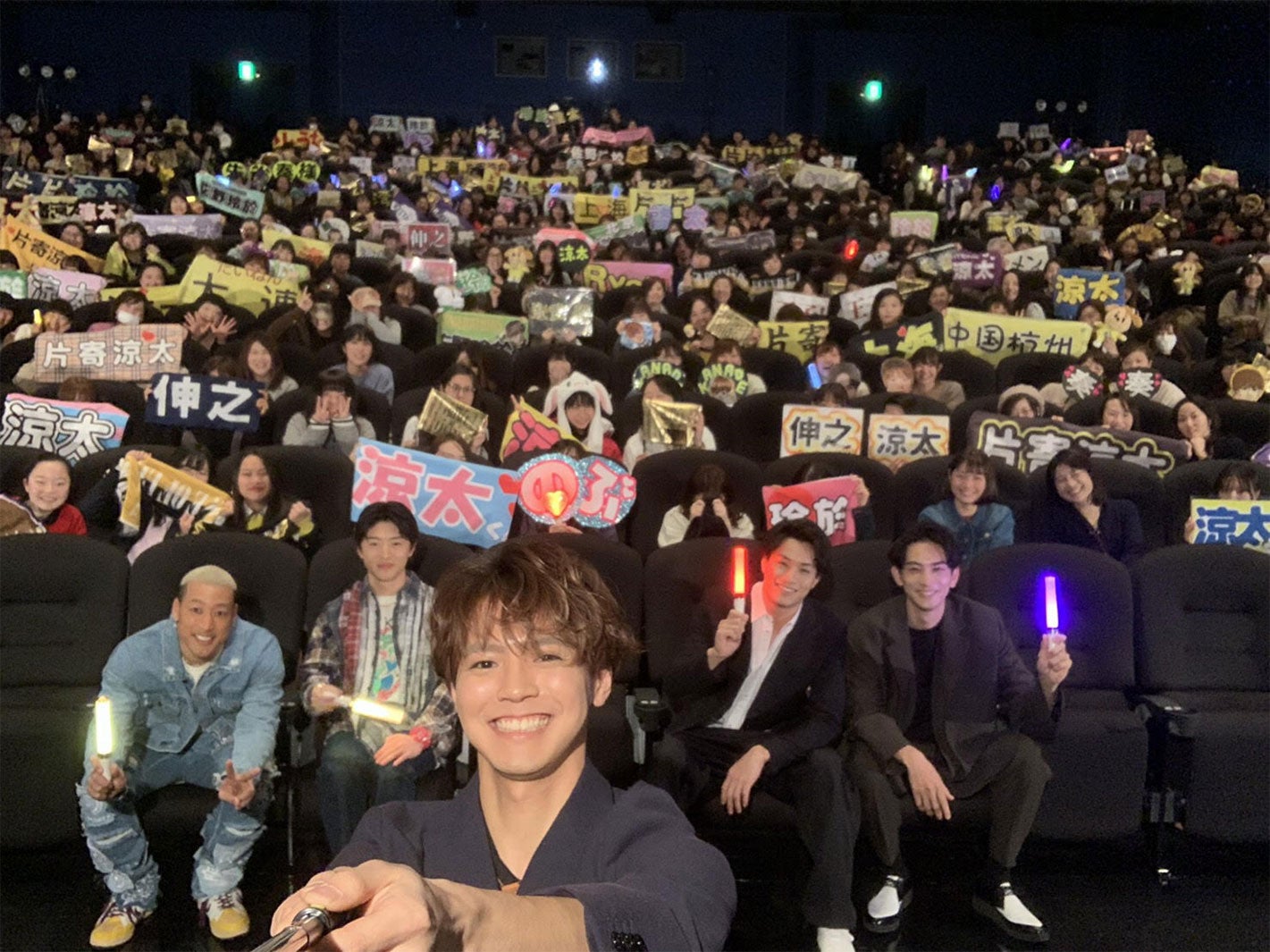 片寄涼太がセルフィーに挑戦（C）「PRINCE OF LEGEND」製作委員会 （C）HI-AX All Rights Reserved.