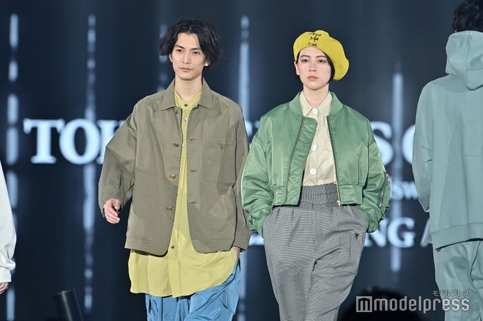 渡邊圭祐、三吉彩花(C)モデルプレス