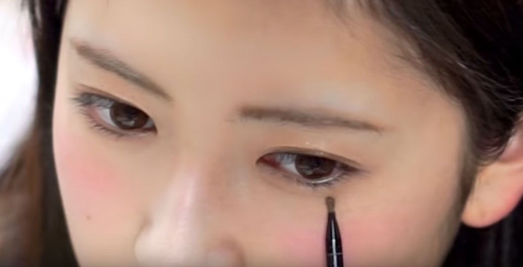 吉田朱里／「【アイメイクの基本】初心者向け ！デカ目効果・アイラインが苦手な方必見！ Idol Eye Make Up Beauty Tips」より（提供写真）