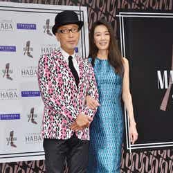 仲良く腕を組むテリー伊藤と萬田久子