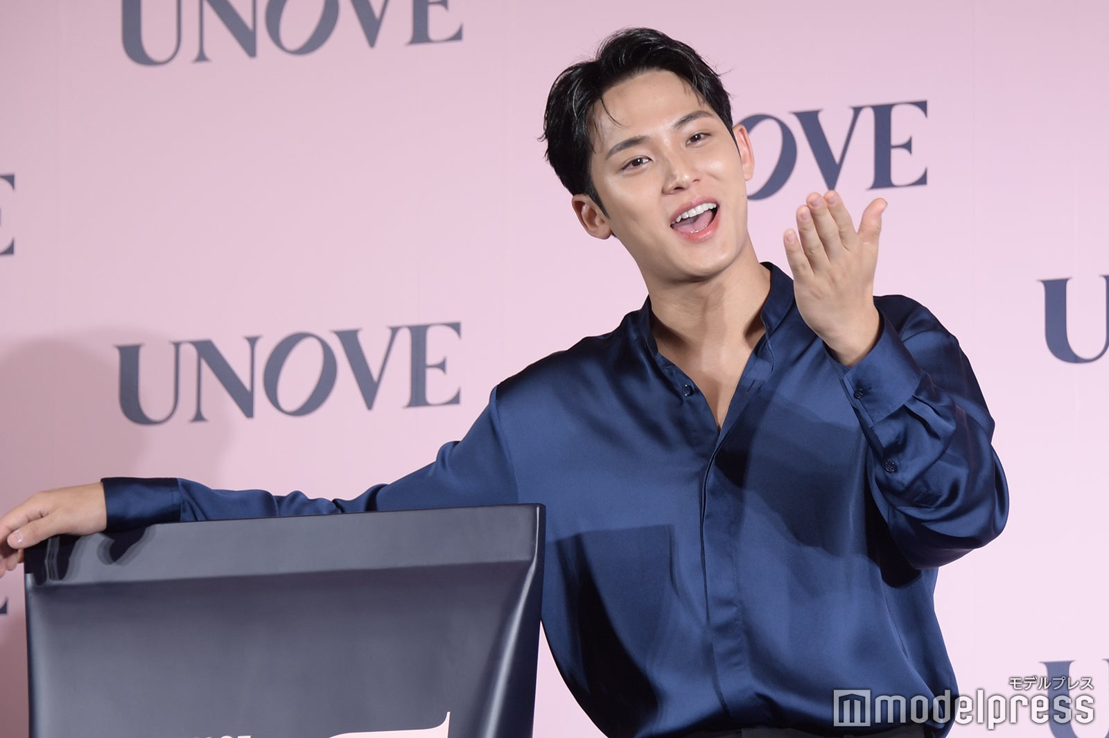 左に向かって投げキスするミンギュ（C）モデルプレス