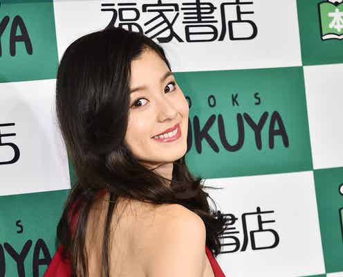 朝比奈彩“9頭身”パーフェクトボディの秘訣 美背中&美脚を大胆披露