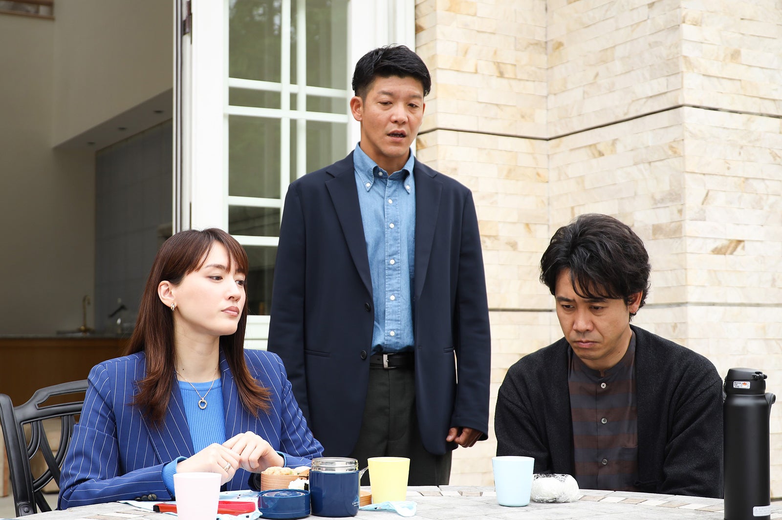 綾瀬はるか、駿河太郎、大泉洋／「元彼の遺言状」第8話より（C）フジテレビ