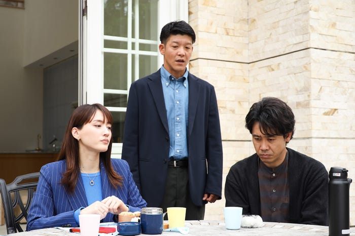 綾瀬はるか、駿河太郎、大泉洋/「元彼の遺言状」第8話より(C)フジテレビ